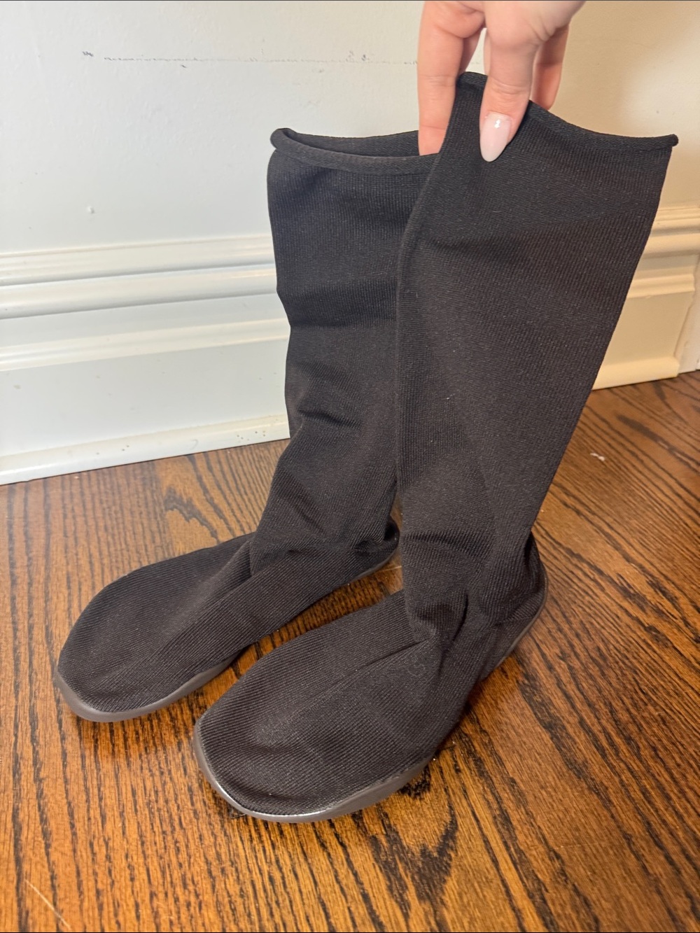 Yeezy pods NWT size 1 (Men’s 6-8.5)